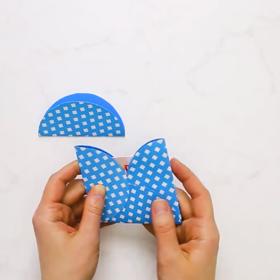 Do jedné vložíme přání či poukaz a postupně přikládáme i ostatní čtyři přeložená kola.