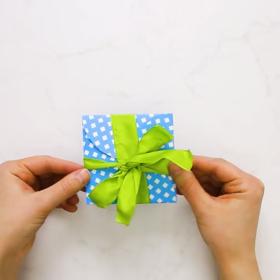 Nakonec vše omotáme hezkou stužkou.