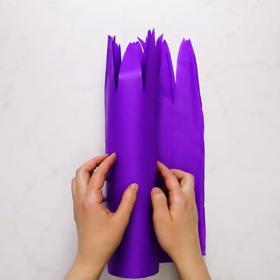 Papír rozložíme a zabalíme do něj lahev. Dno lahve zakryjeme přesahujícím papírem a zajistíme lepicí páskou. Kolem hrdla lahve omotáme provázek.