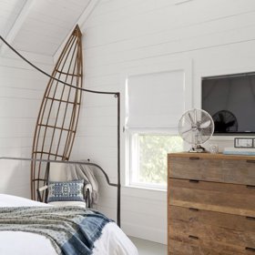 Lodní kostru pořídíte obtížně, dřevěnou komodu a prošívané polštáře ale snadno. Design: Jenny Wolf.