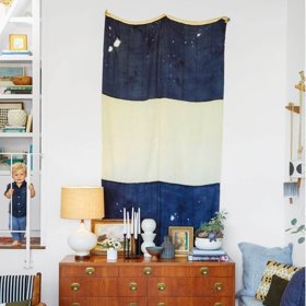 Temná modř nesmí v žádném interiéru v námořnickém stylu chybět. Takto svou ložnici zařídila designérka a televizní hvězda Emily Henderson.