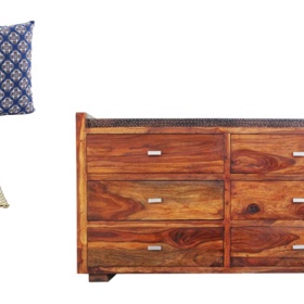 Lampička: 1 428 Kč, polštář: 690 Kč, komoda: 24 000 Kč, vše k zakoupení na Homelove.cz.