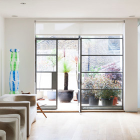 Sídlo renomovaného designéra má čtyři patra, včetně zahrady na střeše.