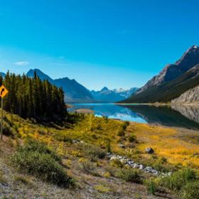 Tato pevnost byla postavena speciálně pro natáčení. Leží u vodní nádrže Spray Lakes Reservoir nedaleko města Canmore.