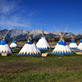 Osada Morley, v níž se usídlili domorodí indiáni Severní Ameriky alias První národy, se stala filmovým bitevním polem.