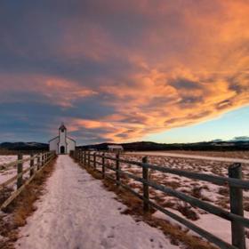 Kostel McDougall Memorial United Church se nachází jen několik kilometrů od osady Morley. Byl postaven reverendem Georgem McDougallem v roce 1875, aby šířil křesťanskou víru mezi lidmi ze skupin Nakoda a Blackfeet Nation ve státu Montana.