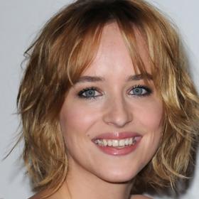 Má nevinnou tvářičku, ale postelových scén už natočila nepočítaně: Dakota Johnson nyní září v Padesáti odstínech svobody