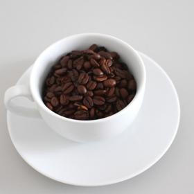 Káva s mlékem vás neprobudí tak, jako káva černá.