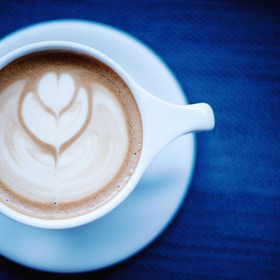 Síla kávy závisí na množství vody i kofeinu.