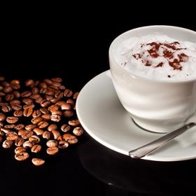 Kombinace kávy a mléka dráždí sliznici