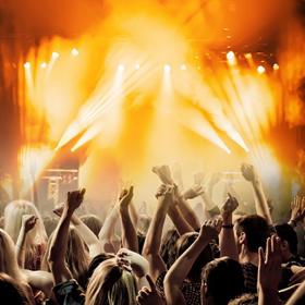 Volný čas využijte i na to, abyste se kulturně vzdělali.Popijte si třeba na při koncertě.