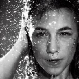 Muži o ní mají zájem.