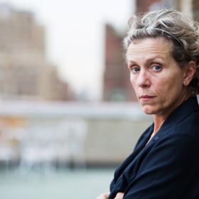 Adoptovaná byla už v roce a půl spolu se dvěma „sourozenci“. Její pěstouni ale měli v péči ještě dalších devět dětí, takže se v dětství určitě nenudila.