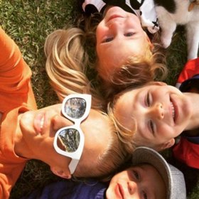 Každý rodič svoje dítě miluje a udělal by pro něj cokoliv na světě. Jenže velmi často se při výchově dopouští fatálních chyb, kterými svému dítěti ubližuje.