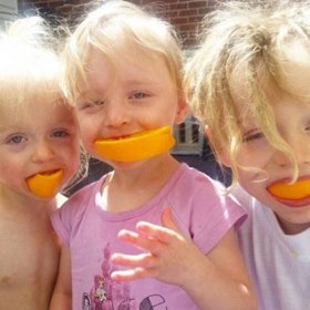 Každý rodič svoje dítě miluje a udělal by pro něj cokoliv na světě. Jenže velmi často se při výchově dopouští fatálních chyb, kterými svému dítěti ubližuje.