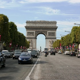 Vítězný oblouk nechal vystavit císař Napoleon. Jeho dokončení se však nedožil