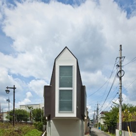 Novostavbu pro manžele s malou dcerou navrhlo studio Mizuishi Architects Atelier a práce na ní skončily v roce 2011.