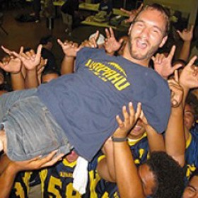 Pouhý novinový článek změnil jeho život a on dnes učí druhé, jak se vyrovnat s nepřízní osudu