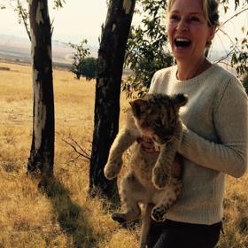 Tváří se mile, ale jinak je arogantní.