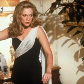 Kathleen Turner po Michaelovi Douglasovi pořád něco hází.