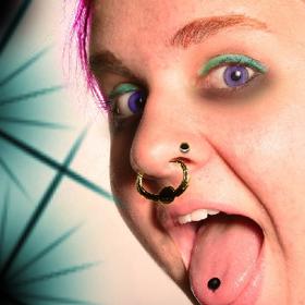 Jejich reakce jsou díky kolísání hormonů mnohdy až iracionální. Jeden den přijdou s růžovými vlasy, druhý den s kroužkem v nose. 