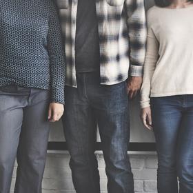 Kamarádi jsou pro děti v pubertě důležitější než rodiče. Proto se snažte nenápadně monitorovat, s kým se vaše dítě stýká. 