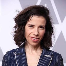 Vystudovala hereckou univerzitu, Royal Academy of Dramatic Art, kterou dokončila v roce 1998.