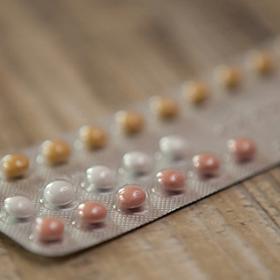 S antikoncepcí můžete menstruaci posunout klidně na celé léto.