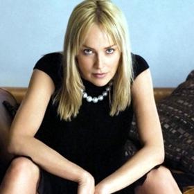 Otevřeně se hlásí k bisexualitě.