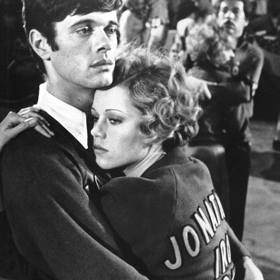 Z filmu Koně se také střílejí, který ukazuje tvrdost hospodářské krize a rozdíly, mezi chudobou a bohatstvím