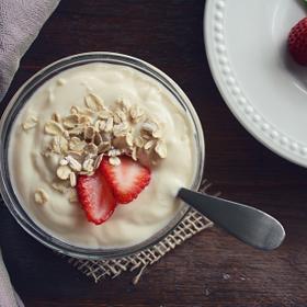 Jogurt obsahuje živé kultury, které napomáhají zažívacímu systému.
