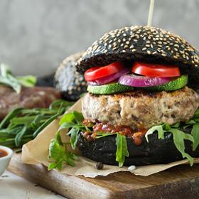 Byli jste zvyklí se ládovat v noci pizzou, steakem či burgrem? Nevadí. Internet je plný veganských alternativ