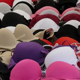 Uvidíte, že když si zvyknete na nahá prsa obléci jen tričko, vaše „holky“ vám postupem času budou připadat atraktivnější.