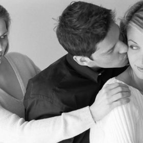 Většina žen si svého muže hlídá jako oko v hlavě, protože má strach, že si najde milenku.