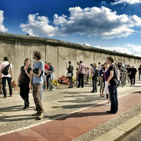Prvním případem objektofilie byla v šedesátých letech Němka, která se zamilovala do Berlínské zdi. Ovdověla, když byla zeď zbourána. Z deprese ji pomohl vytáhnout laťkový plot, se kterým se dala dohromady