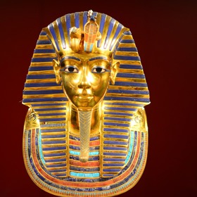 Byla příbuzná i se slavných Tutanchámonem. Jeho otec byl Nefertitin manžel a nevlastní syn