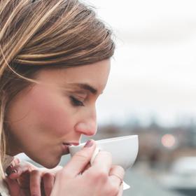 Při chřipce nezapomínejte na dostatečný pitný režim. Tak se udržují vlhké sliznice, které si pak snáze poradí s případnými viry. Vhodné jsou bylinkové čaje a obyčejná neperlivá voda.  