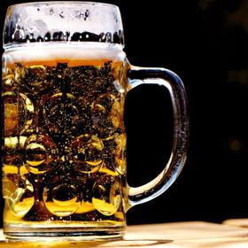 Když si místo vína zvolíte raději pivo, zvýšíte tak hladinu dobrého cholesterolu a snížíte hladinu toho špatného.