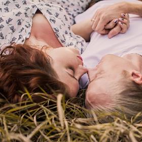 Nikdo nechce doma zasmušilou ženu, a proto je potřeba se neustále usmívat.