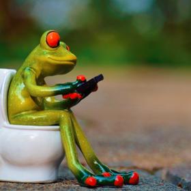 Pokud už si musíte sednout na prkénko, pořádně si ho obložte toaletním papírem.