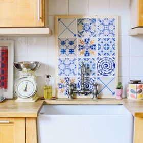 Ve skromných prostorách chybělo v první řadě světlo. „Byly kompletně tmavé, jako by v Jižním Londýně neexistovaly žárovky; záclony dokonce vypadaly jako rekvizita z Olivera Twista ve West Endu.“