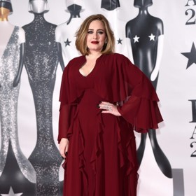 Burgundské šaty se záplavou volánů sklidily u módních kritiků nejednoznačné reakce. V jednom se ale shodli – Adele překvapila jinou barvou šatů než černou.