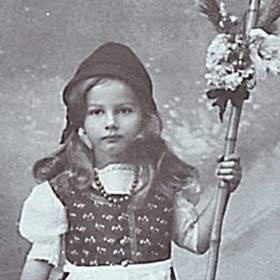 Jako malé děvčátko byla otcem velice rozmazlována