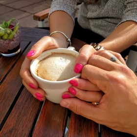 Není vhodné zvát ženu na první rande do opulentní restaurace, obzvlášť, když vaše finanční možnosti jsou někde jinde. Trapas s nedostatkem financí může první schůzku rychle proměnit v poslední. 