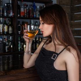 Alkohol se pije pomalu a měla byste přitom vypadat hezky.