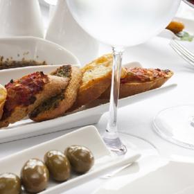 Před hlavním jídlem se dává předkrm.