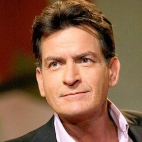 Charlie Sheen naštěstí žije. Jeho styl života, který žil před tím, než se nakazil je dávno pryč