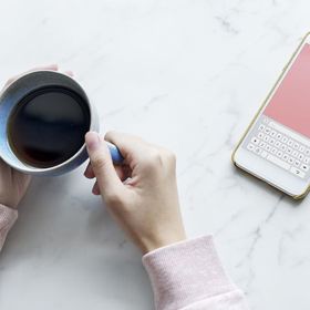 Důležité je hodně pít a močový měchýř proplachovat. Kafe tělo vody zbavuje