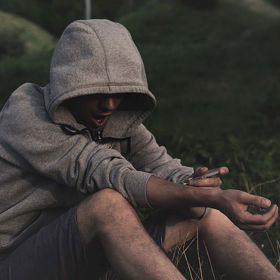 Náchylní jsou především narkomani, když používají nesterilní a použité jehly. Stejně tak tatéři, kteří tatérské jehly nevyměňují