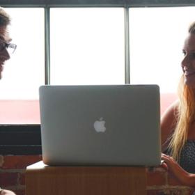 Když uvidíte krásnou kolegyni vašeho partnera, z nějakého důvodu ji prostě nemáte ráda.